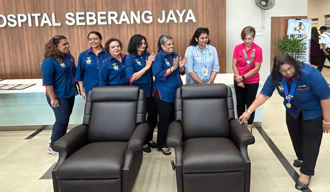 A group of women are standing around a room, posing for a picture. They are wearing blue shirts and are positioned in front of a couch.

AI generated content