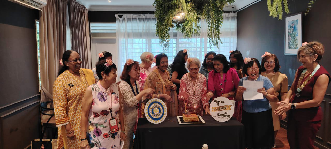 A group of people are gathered around a table with a cake on it.

AI generated content